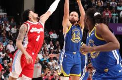 爱游戏官方-包含独行侠险胜76人，布克扛起全队的词条