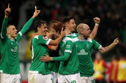 爱游戏体育-美因茨客场击败对手，全队庆祝