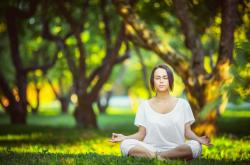 爱游戏官方入口-浓眉定乾坤，马刺争冠战破绿军，一手掌控比赛走势