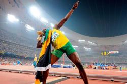 爱游戏体育官网-赛道与球场，速度与坚韧的双重奏