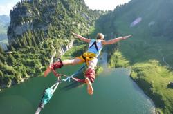 爱游戏大厅-赛道与球场的双重奏，当F1年度争冠战火燃起，灰熊狂胜广东队书写跨界传奇