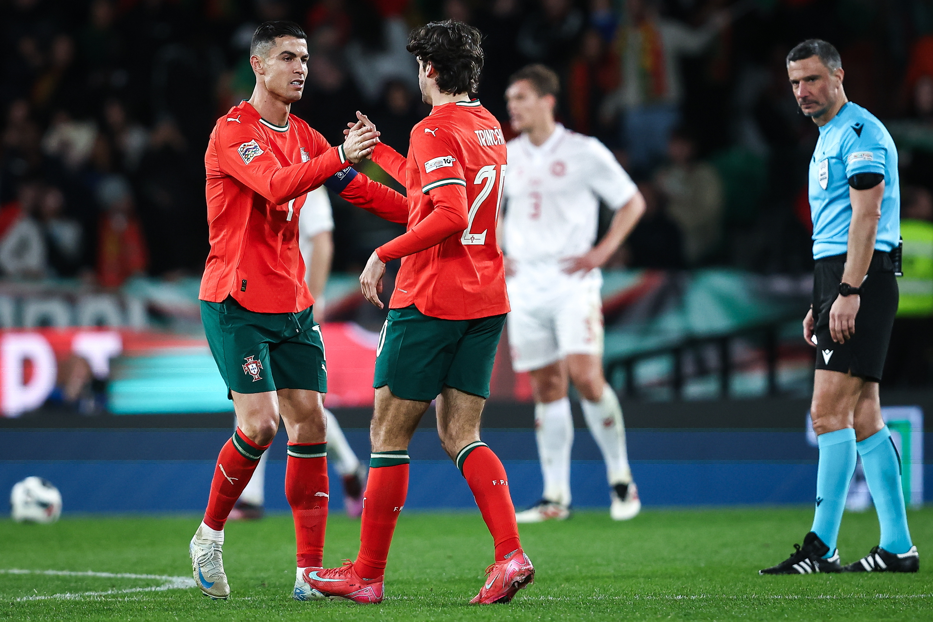 欧国联赛擂鼓呐喊，球队奋勇争先