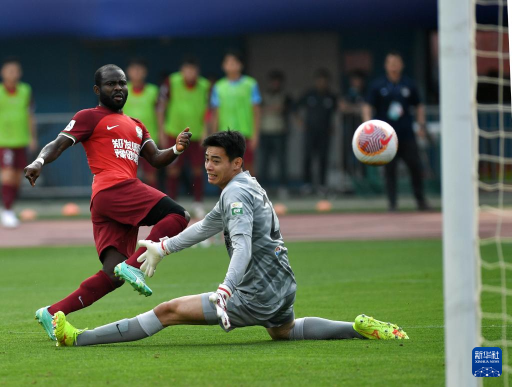 关于边路球员发挥出色，球队备战抗衡强队的信息