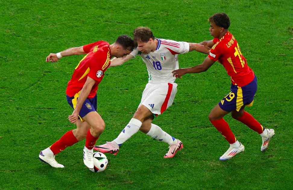 包含西班牙队在足球比赛中逼平对手的词条