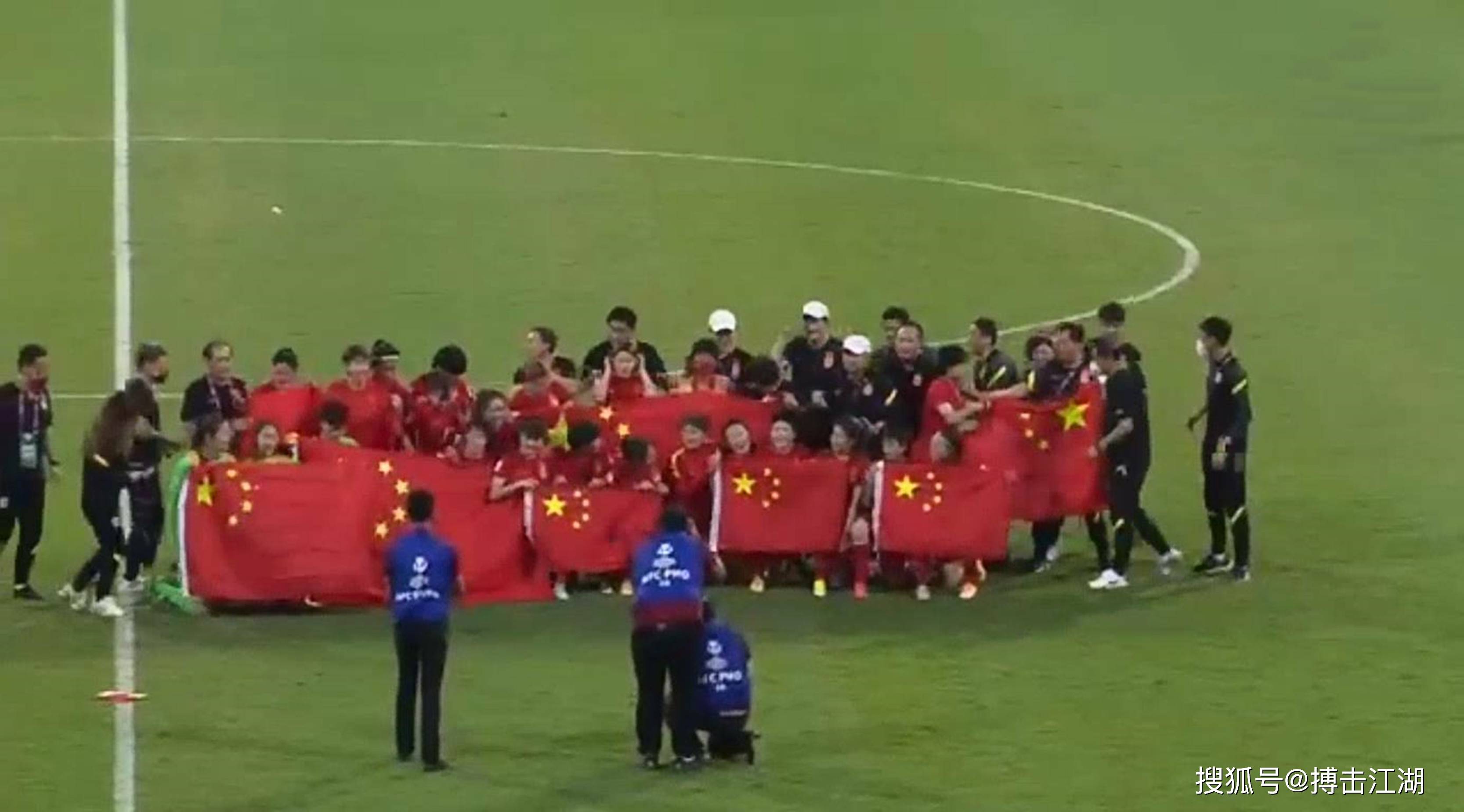 包含沈阳队勇夺客场胜利，士气高涨，全队庆祝胜利的词条