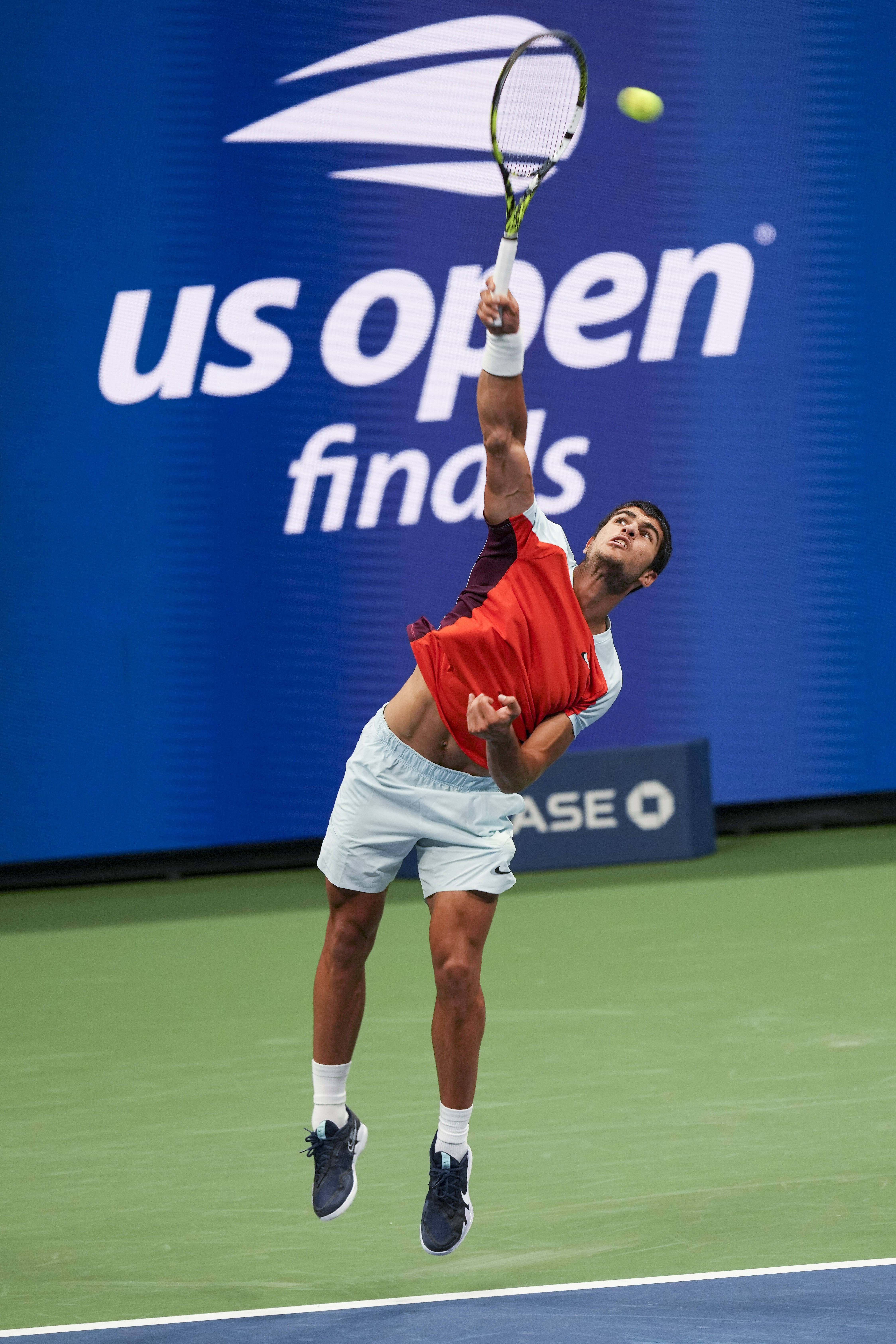 西班牙网球队碾压美国网球队，克耶高斯三分雨点燃全场的简单介绍