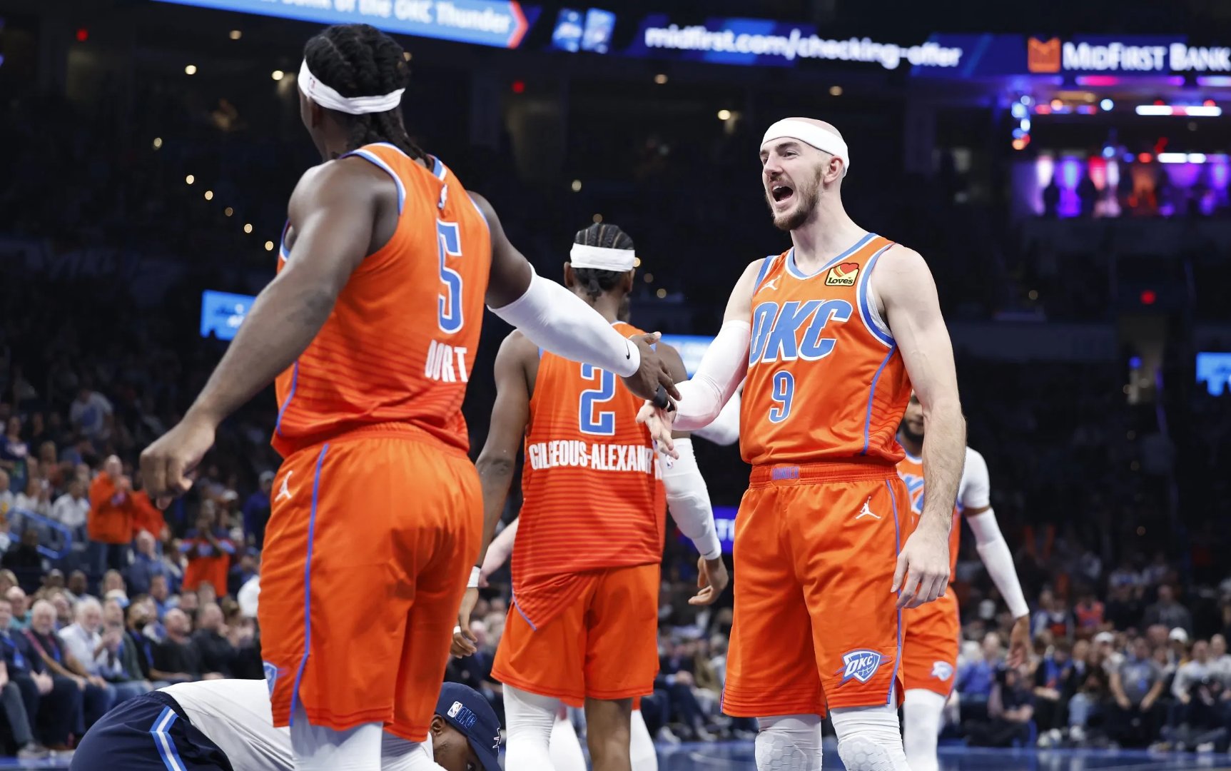 雷霆爆冷鹈鹕，麦科勒姆送出助攻