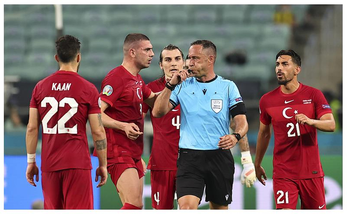 关于意大利强势瑞士，德容爆发神勇的信息